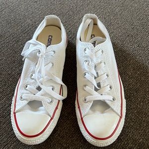 White converse low tops